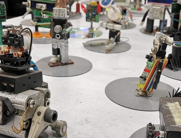 Tramobots fabricados con residuos electrónicos